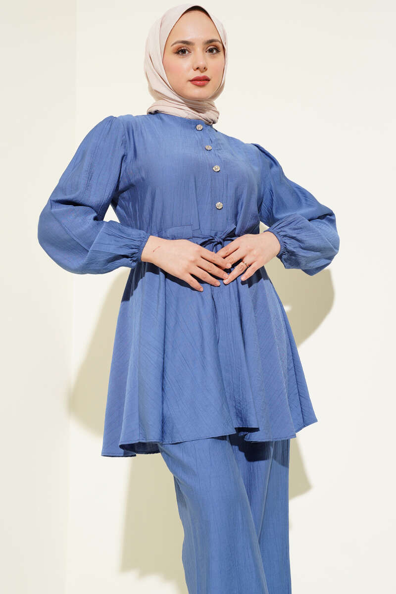 https://cdn.pazarium.com.tr/bel-ipli-tas-dugmeli-tunik-ikili-takim-indigo-587622-14-B.jpg
