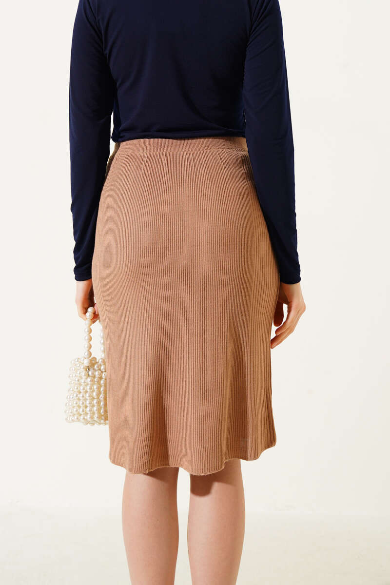https://cdn.pazarium.com.tr/bel-lastikli-basic-triko-midi-etek-buskuvi-592390-14-B.jpg