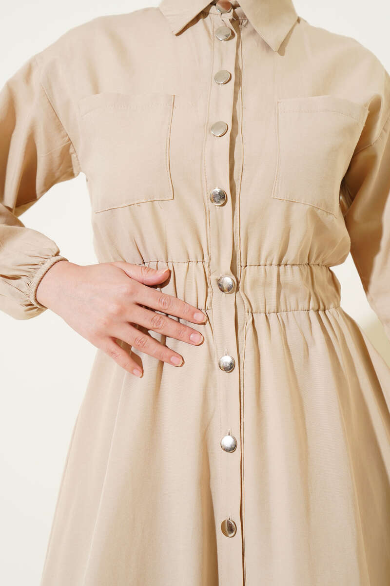 https://cdn.pazarium.com.tr/bel-lastikli-metal-dugmeli-elbise-bej-585628-14-B.jpg