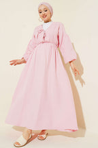 https://cdn.pazarium.com.tr/bel-lastikli-v-yaka-muslin-elbise-pembe-800225-19-B.jpg