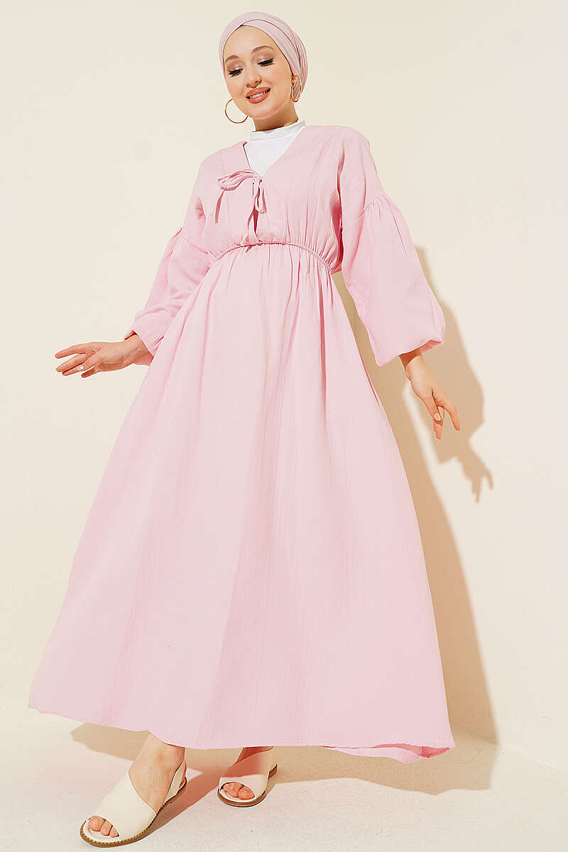 https://cdn.pazarium.com.tr/bel-lastikli-v-yaka-muslin-elbise-pembe-800225-19-B.jpg