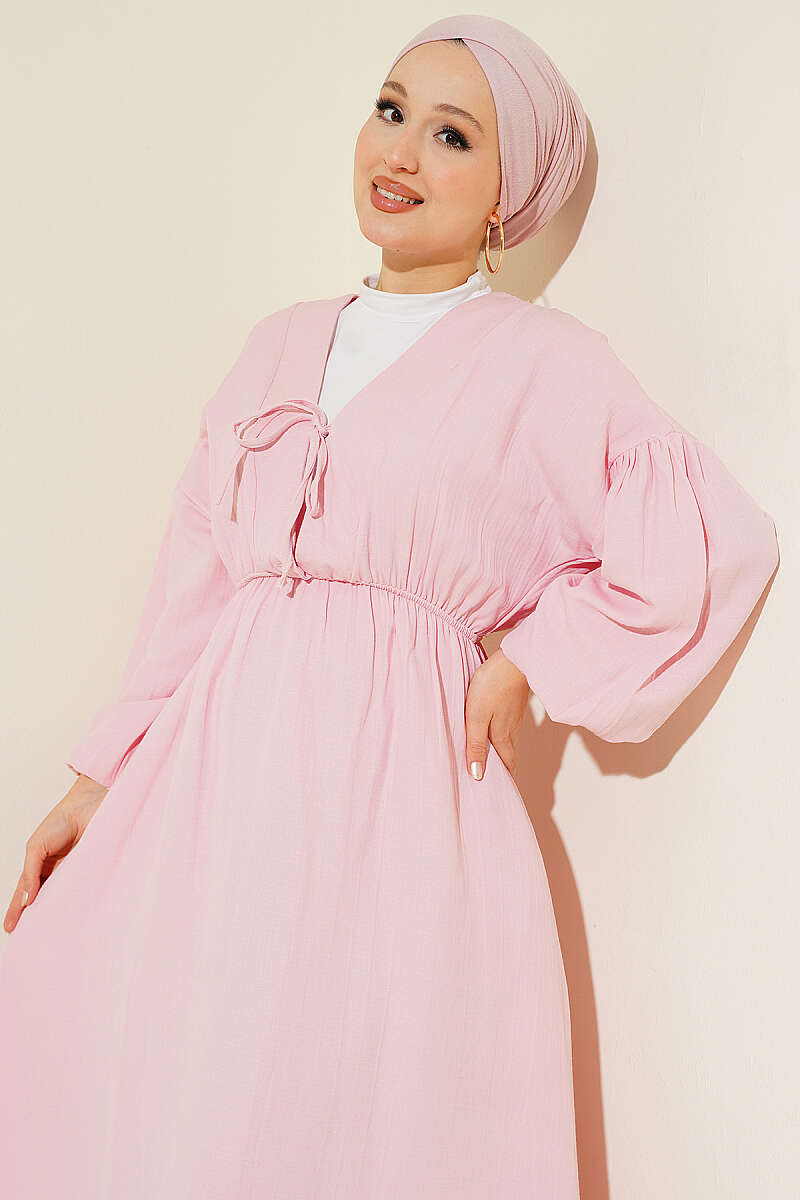 https://cdn.pazarium.com.tr/bel-lastikli-v-yaka-muslin-elbise-pembe-800229-19-B.jpg