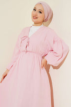 https://cdn.pazarium.com.tr/bel-lastikli-v-yaka-muslin-elbise-pembe-800229-19-B.jpg
