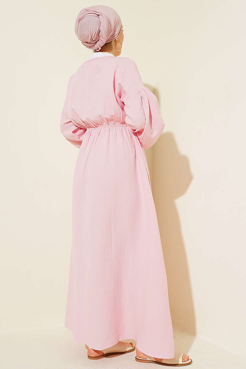 https://cdn.pazarium.com.tr/bel-lastikli-v-yaka-muslin-elbise-pembe-800232-19-B.jpg