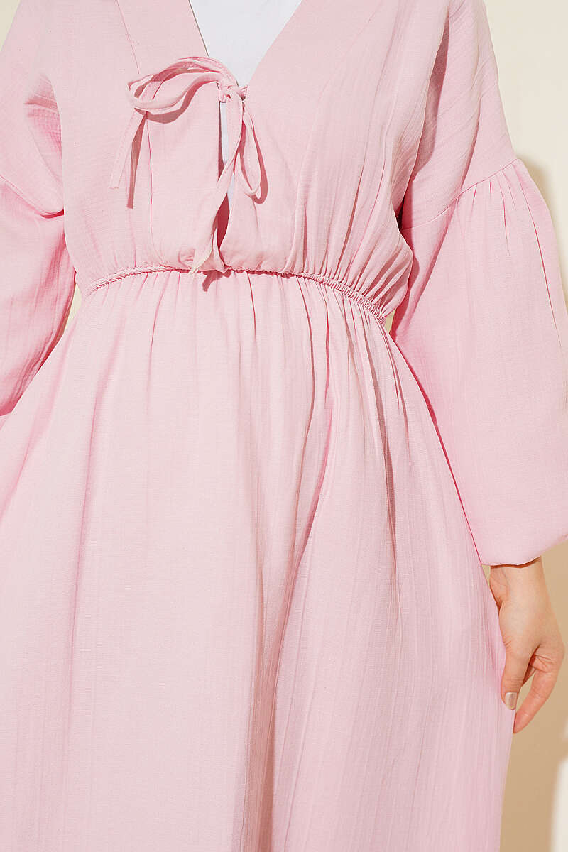 https://cdn.pazarium.com.tr/bel-lastikli-v-yaka-muslin-elbise-pembe-800235-19-B.jpg