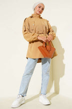 https://cdn.pazarium.com.tr/bel-tunelli-kapusonlu-trenckot-camel-677666-16-B.jpg