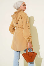 https://cdn.pazarium.com.tr/bel-tunelli-kapusonlu-trenckot-camel-677668-16-B.jpg