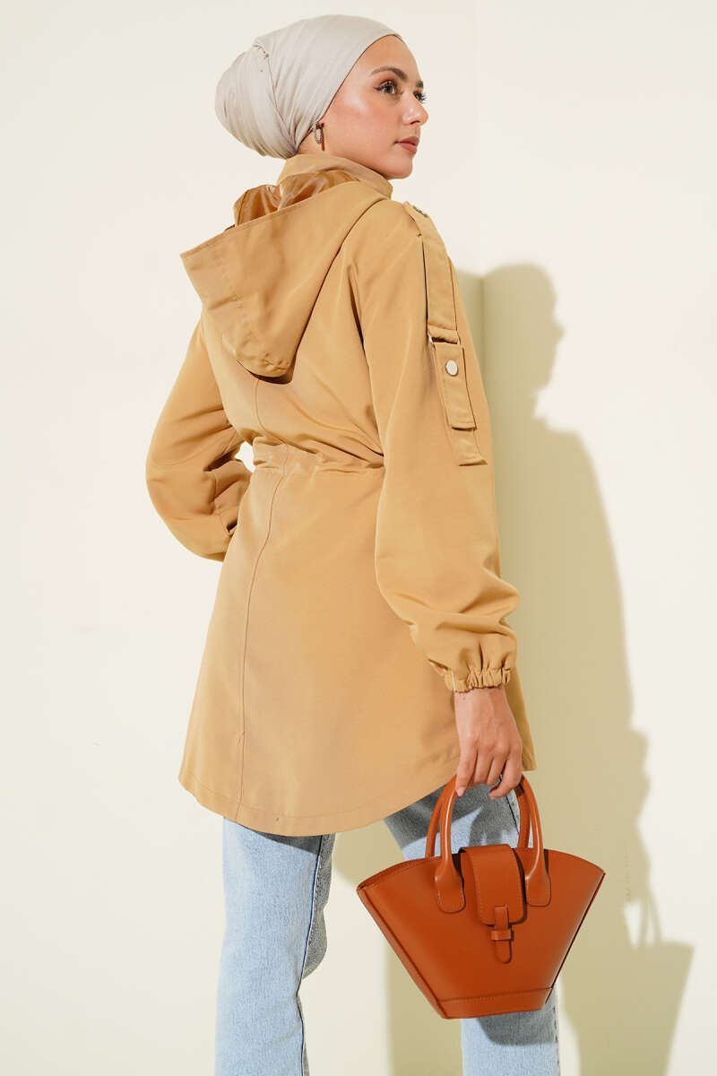 https://cdn.pazarium.com.tr/bel-tunelli-kapusonlu-trenckot-camel-677668-16-B.jpg