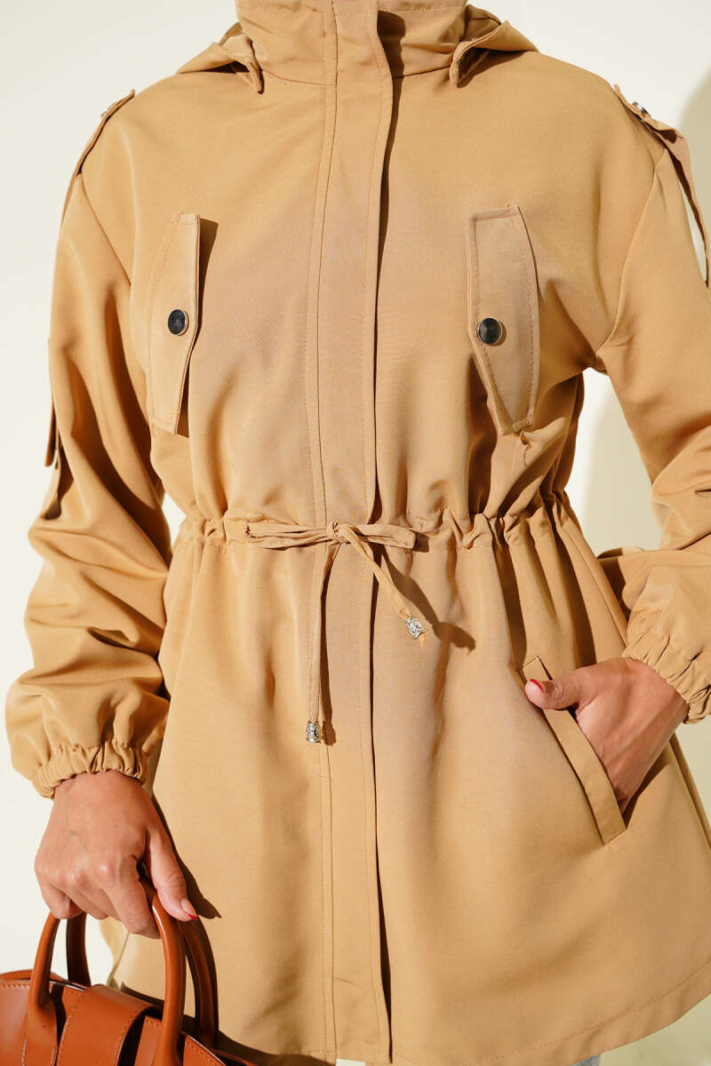 https://cdn.pazarium.com.tr/bel-tunelli-kapusonlu-trenckot-camel-677670-16-B.jpg