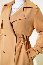 https://cdn.pazarium.com.tr/bel-tunelli-kisa-trenckot-camel-530834-12-B.jpg