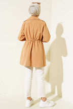 https://cdn.pazarium.com.tr/bel-tunelli-kisa-trenckot-camel-530836-12-B.jpg