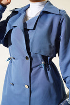 https://cdn.pazarium.com.tr/bel-tunelli-kisa-trenckot-indigo-530821-12-B.jpg