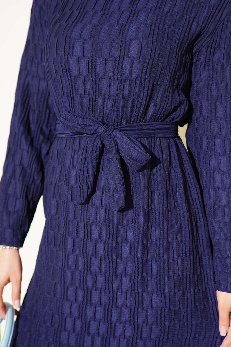 https://cdn.pazarium.com.tr/beli-baglamali-kabartma-desen-elbise-lacivert-824151-20-B.jpg