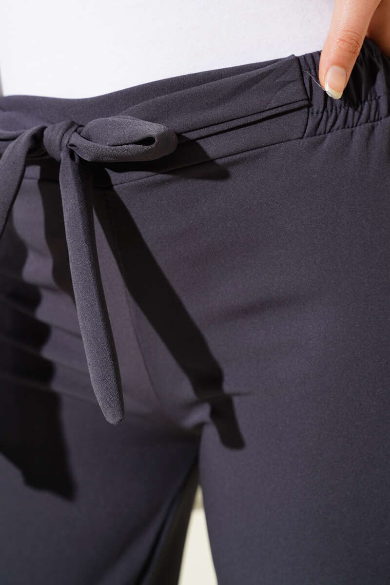 Beli Kuşak Detaylı Kumaş Pantolon