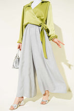 https://cdn.pazarium.com.tr/beli-lastikli-oversize-pacali-pantolon-gri-763775-18-B.jpg