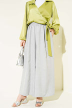 https://cdn.pazarium.com.tr/beli-lastikli-oversize-pacali-pantolon-gri-763776-18-B.jpg