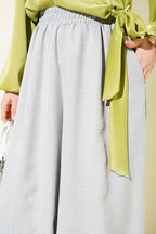 https://cdn.pazarium.com.tr/beli-lastikli-oversize-pacali-pantolon-gri-763778-18-B.jpg