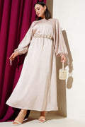 https://cdn.pazarium.com.tr/beli-lastikli-yarasa-kol-saten-elbise-bej-630347-15-B.jpg