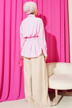 https://cdn.pazarium.com.tr/beli-pensli-pileli-gomlek-pembe-783758-19-B.jpg