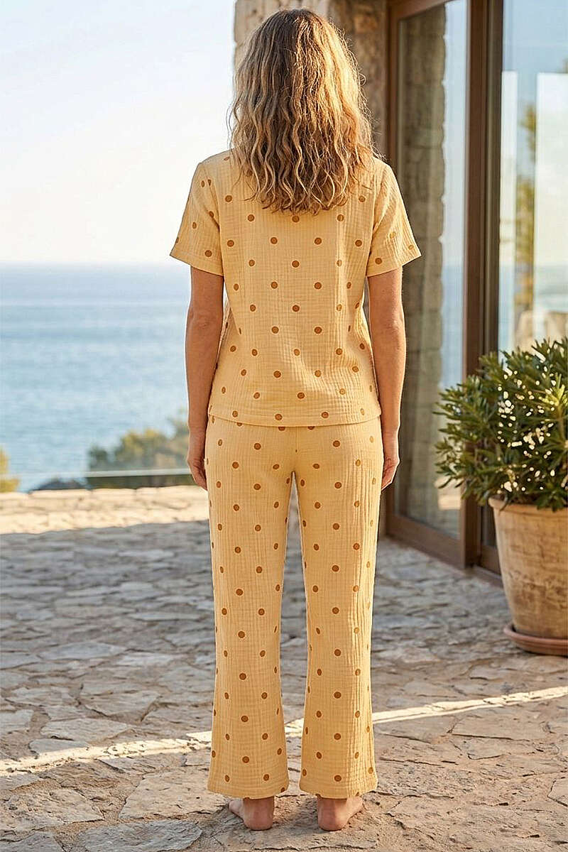 https://cdn.pazarium.com.tr/benekli-gomlek-yaka-muslin-kisa-kollu-pijama-takimi-oranj-799922-19-B.jpg