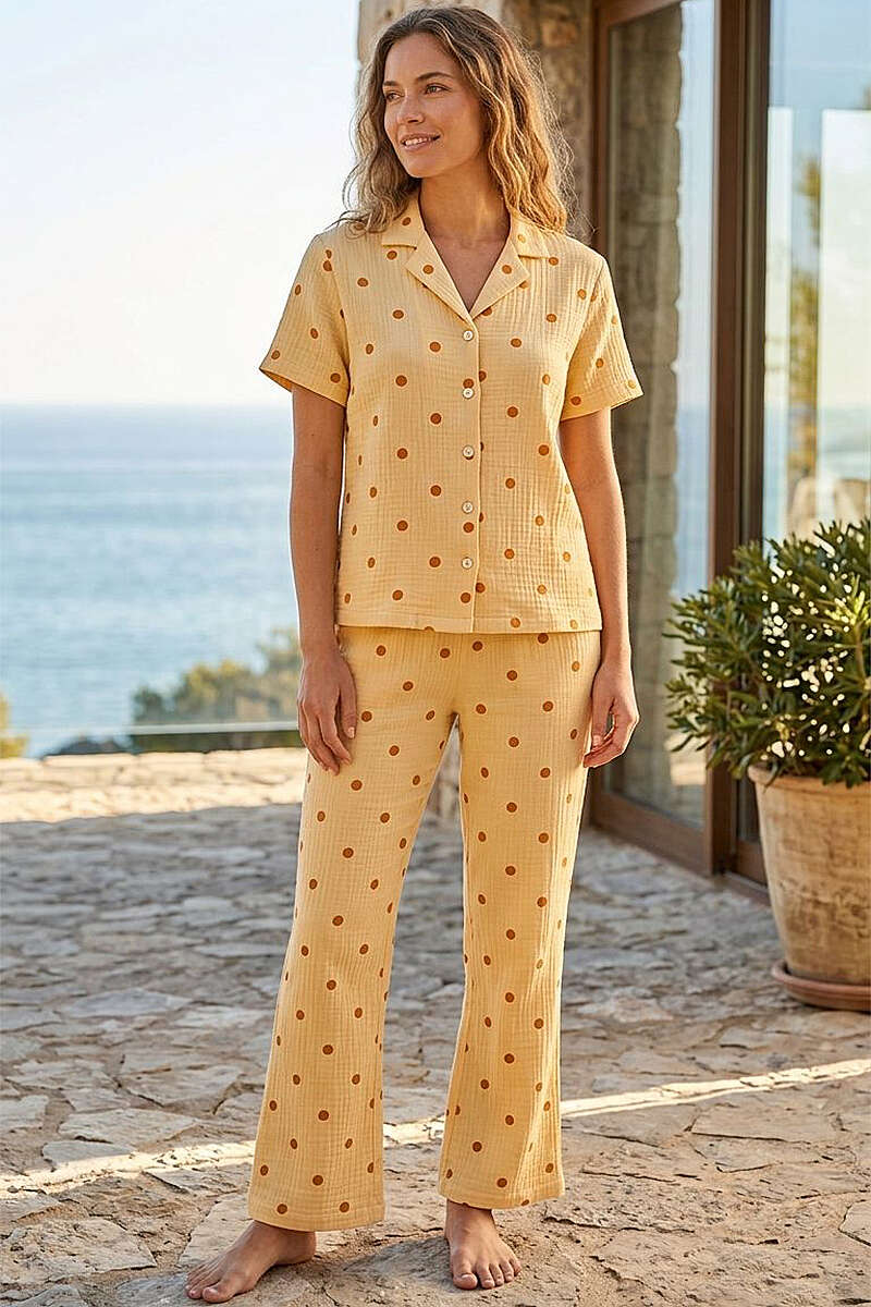 https://cdn.pazarium.com.tr/benekli-gomlek-yaka-muslin-kisa-kollu-pijama-takimi-oranj-799923-19-B.jpg