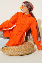 https://cdn.pazarium.com.tr/bilek-lastikli-gupur-detayli-gomlek-oranj-750649-18-B.jpg