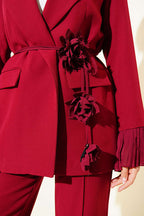 https://cdn.pazarium.com.tr/bilek-pileli-cicek-broslu-blazer-takim-bordo-777833-19-B.jpg