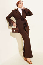 https://cdn.pazarium.com.tr/bilek-pileli-cicek-broslu-blazer-takim-kahve-777817-19-B.jpg