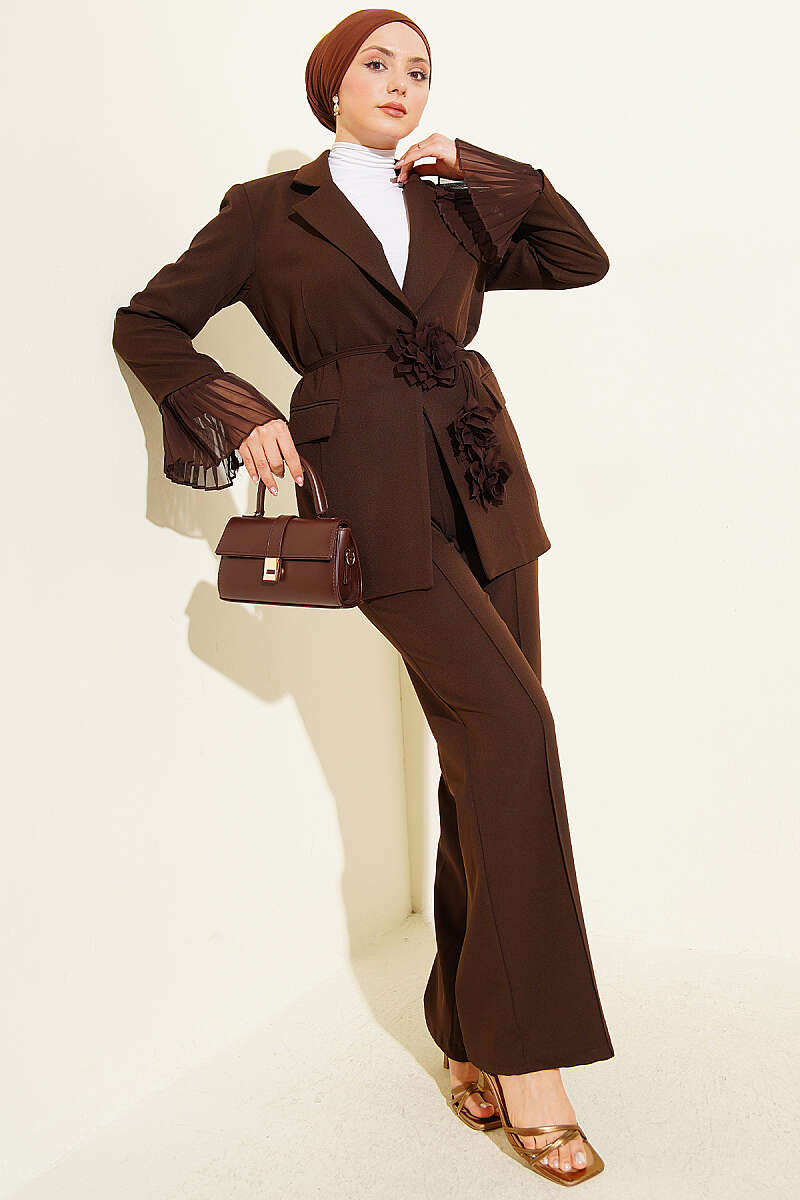 https://cdn.pazarium.com.tr/bilek-pileli-cicek-broslu-blazer-takim-kahve-777817-19-B.jpg