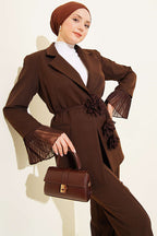 https://cdn.pazarium.com.tr/bilek-pileli-cicek-broslu-blazer-takim-kahve-777820-19-B.jpg
