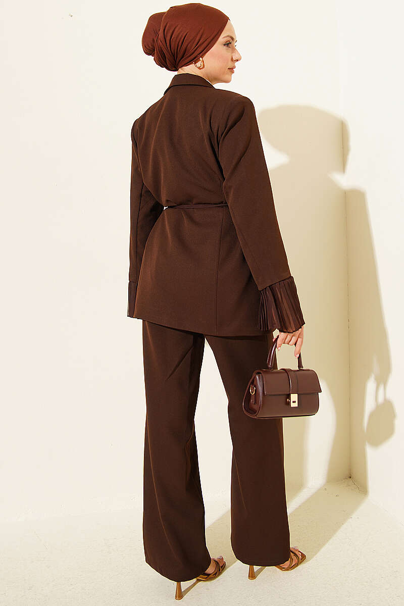 https://cdn.pazarium.com.tr/bilek-pileli-cicek-broslu-blazer-takim-kahve-777823-19-B.jpg