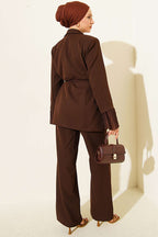 https://cdn.pazarium.com.tr/bilek-pileli-cicek-broslu-blazer-takim-kahve-777823-19-B.jpg