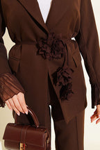 https://cdn.pazarium.com.tr/bilek-pileli-cicek-broslu-blazer-takim-kahve-777826-19-B.jpg