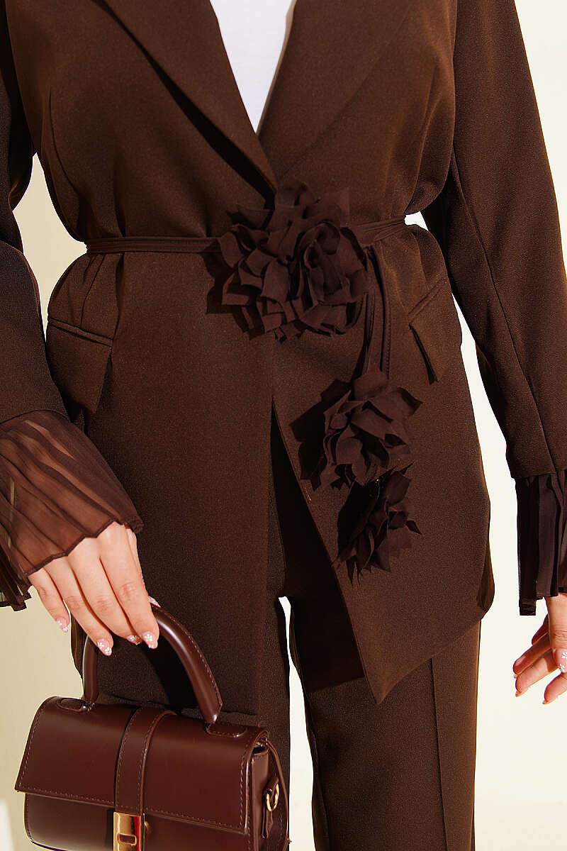 https://cdn.pazarium.com.tr/bilek-pileli-cicek-broslu-blazer-takim-kahve-777826-19-B.jpg