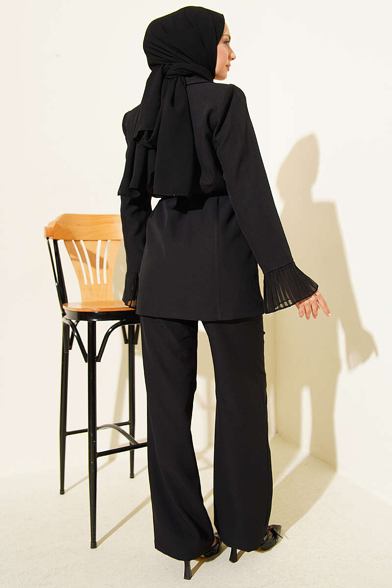 https://cdn.pazarium.com.tr/bilek-pileli-cicek-broslu-blazer-takim-siyah-777815-19-B.jpg