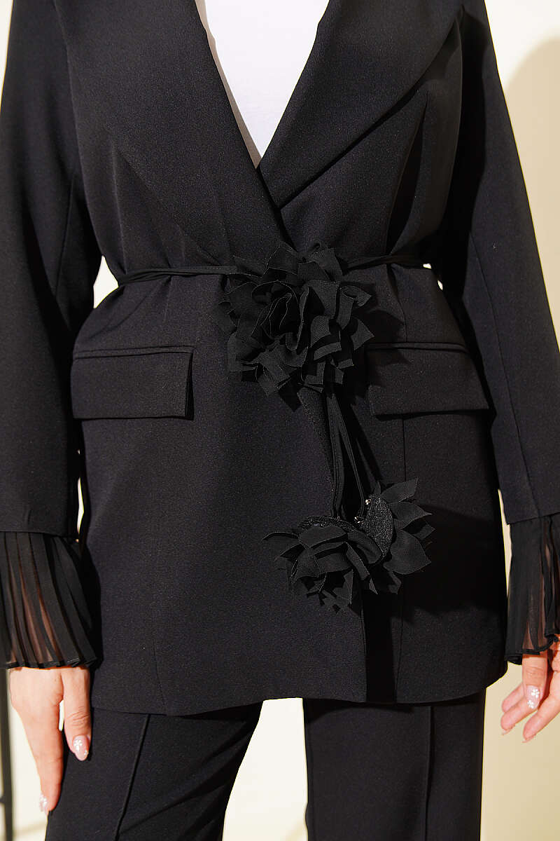 https://cdn.pazarium.com.tr/bilek-pileli-cicek-broslu-blazer-takim-siyah-777818-19-B.jpg