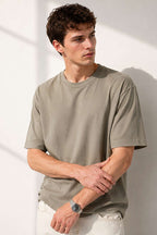 https://cdn.pazarium.com.tr/bisiklet-yaka-basic-oversize-erkek-t-shirt-haki-782513-19-B.jpg