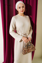 Detailliertes Kleid mit Rundhalsausschnitt und Taillentunnel