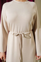 Detailliertes Kleid mit Rundhalsausschnitt und Taillentunnel