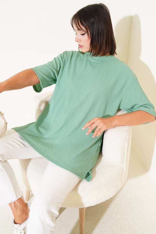 https://cdn.pazarium.com.tr/bisiklet-yaka-burumcuk-t-shirt-cagla-yesili-639819-15-B.jpg