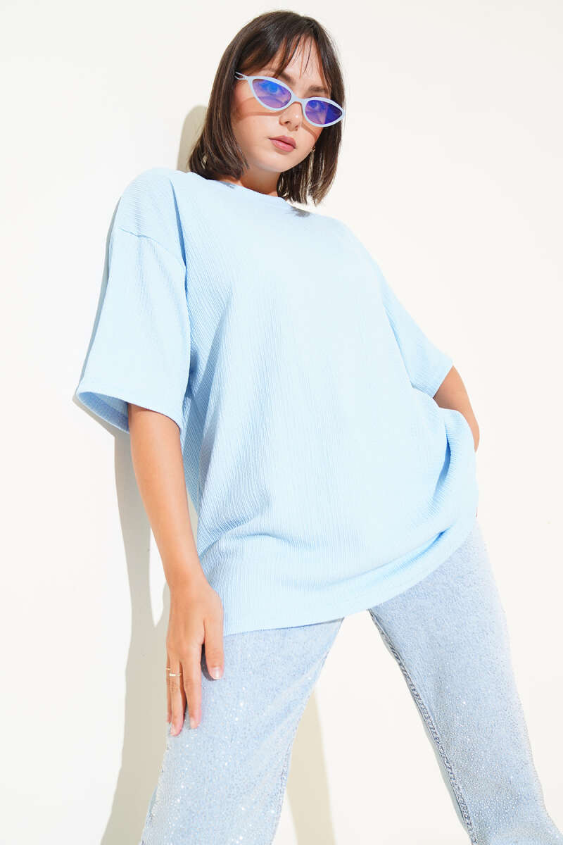 https://cdn.pazarium.com.tr/bisiklet-yaka-burumcuk-t-shirt-mavi-639799-15-B.jpg
