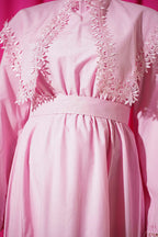 https://cdn.pazarium.com.tr/bisiklet-yaka-gupur-detayli-elbise-pembe-808574-20-B.jpg