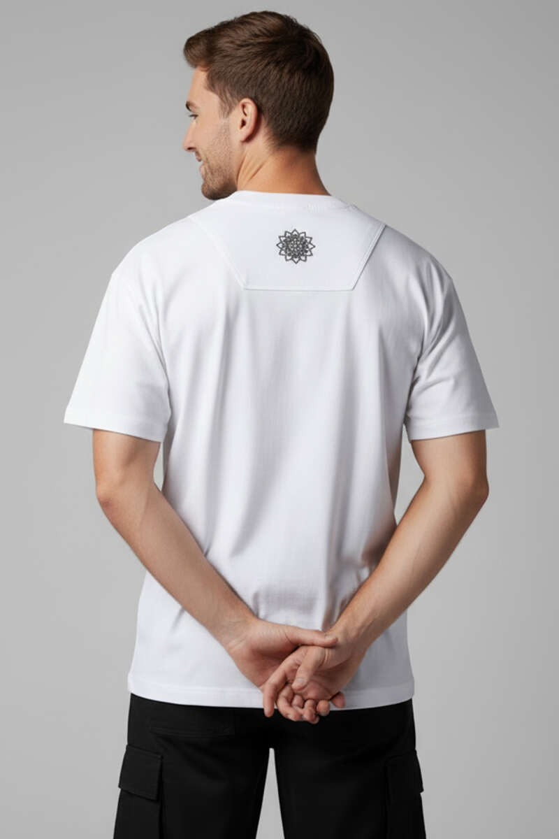https://cdn.pazarium.com.tr/bisiklet-yaka-nakisli-oversize-t-shirt-beyaz-744280-18-B.jpg