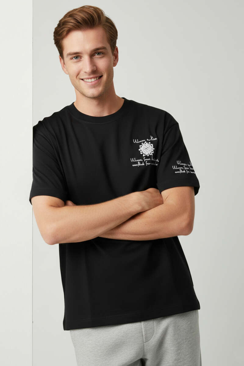 https://cdn.pazarium.com.tr/bisiklet-yaka-nakisli-oversize-t-shirt-siyah-744284-18-B.jpg