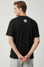 https://cdn.pazarium.com.tr/bisiklet-yaka-nakisli-oversize-t-shirt-siyah-744286-18-B.jpg