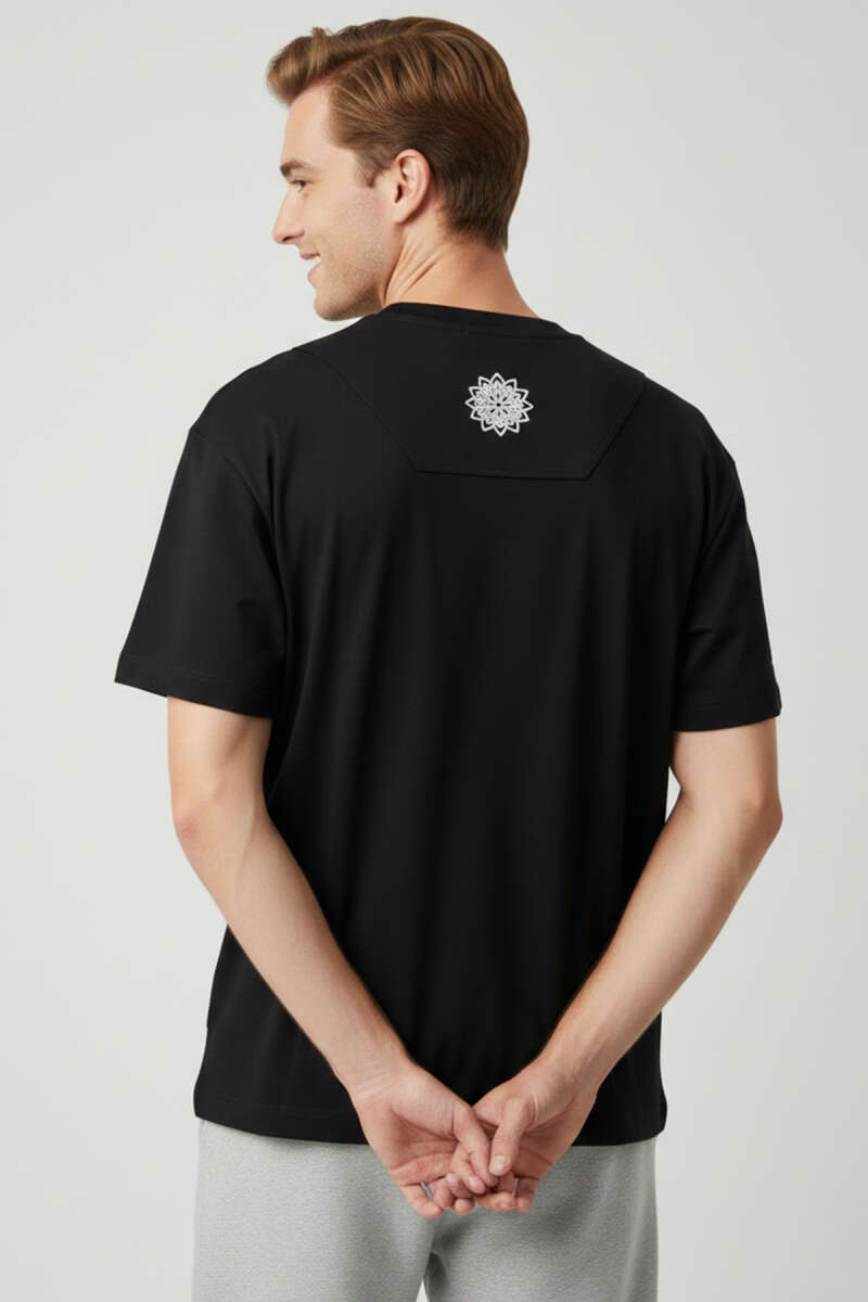 https://cdn.pazarium.com.tr/bisiklet-yaka-nakisli-oversize-t-shirt-siyah-744286-18-B.jpg