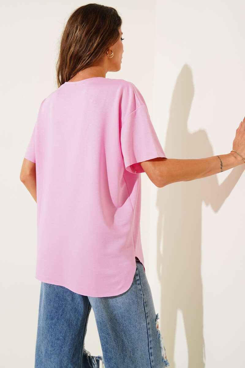 https://cdn.pazarium.com.tr/bisiklet-yaka-oval-kesim-t-shirt-pembe-662795-15-B.jpg