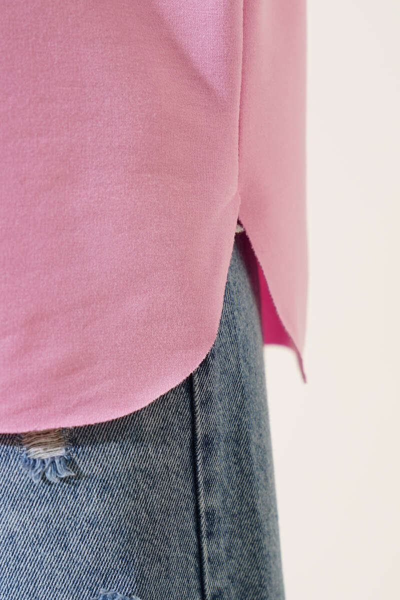 https://cdn.pazarium.com.tr/bisiklet-yaka-oval-kesim-t-shirt-pembe-662796-15-B.jpg