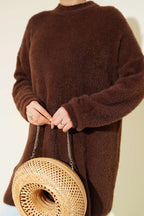 https://www.pazarium.com.tr/bisiklet-yaka-sakal-detayli-kazak-kahve-686487-16-B.jpg