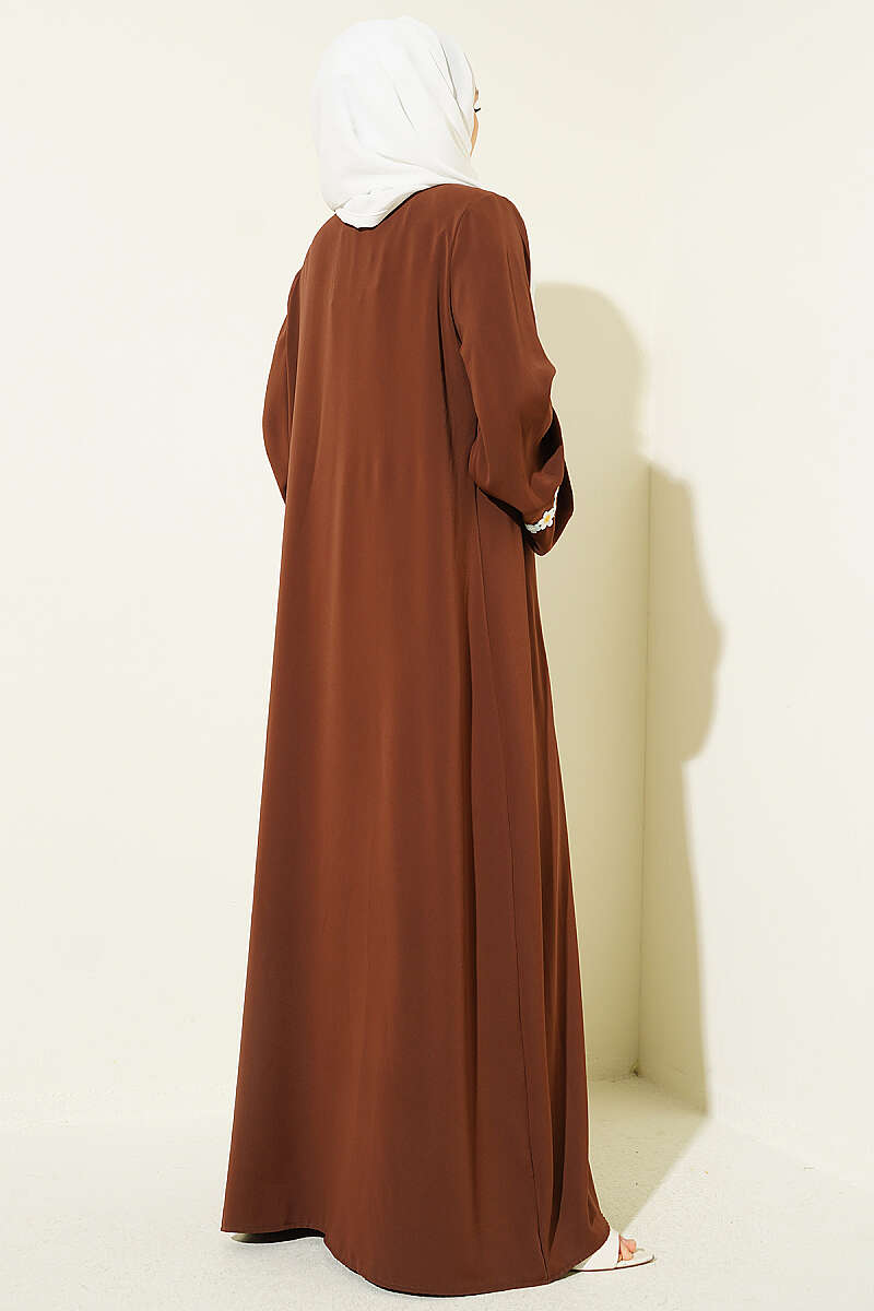 https://cdn.pazarium.com.tr/boncuk-islemeli-kusakli-abaya-kahve-800728-19-B.jpg